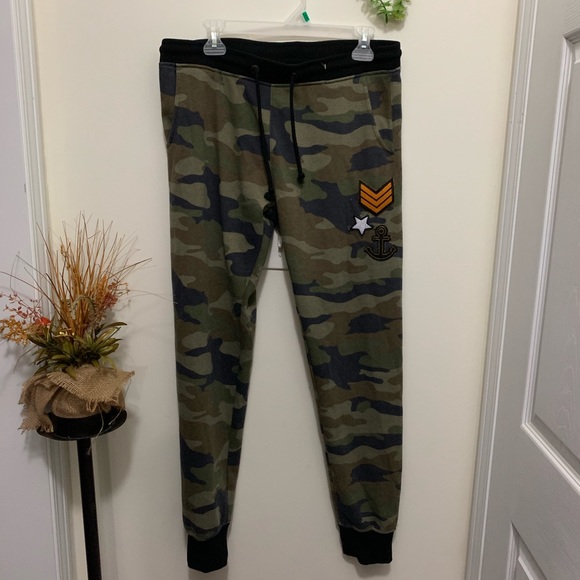 Urban Heritage Camo Drawstring Joggers - Picture 8 of 8